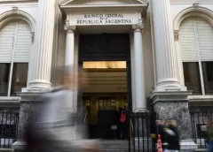 El Banco Central habilitó el pago de sueldos en dólares