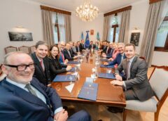 El gobernador Orrego recibió a embajadores europeos en Casa de Gobierno