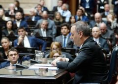 VIVO. Adorni acusó al kirchnerismo y a empresarios de una «operación golpista»