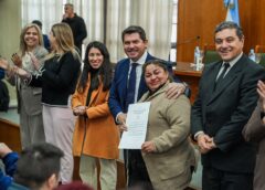Orrego entregó 118 escrituras y reafirmó el compromiso de avanzar con la regularización dominial en San Juan