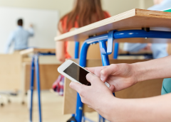 Un colegio de San Juan restringió el uso de celulares y ya observa cambios en los recreos: «Los chicos se miran y conversan»