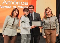 Orrego encabezó la entrega de computadoras para estudiantes de secundarias estatales de Capital