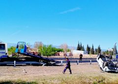 Una camioneta volcó en ruta 20