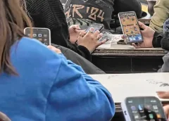 CABA: los alumnos de secundaria pasan más de seis horas por día con el celular y el 40% presenta señales de ansiedad o depresión