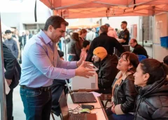 Orrego recorrió San Juan Cerca en Rawson, con servicios y trámites para las familias