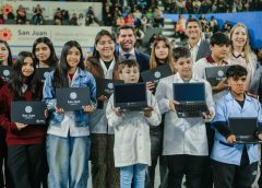 Orrego entregó computadoras a estudiantes y el programa ya alcanzó a 12.914 alumnos en San Juan
