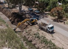 Limpian drenes y desagües en San Martín y 25 de Mayo para ordenar el paso del agua